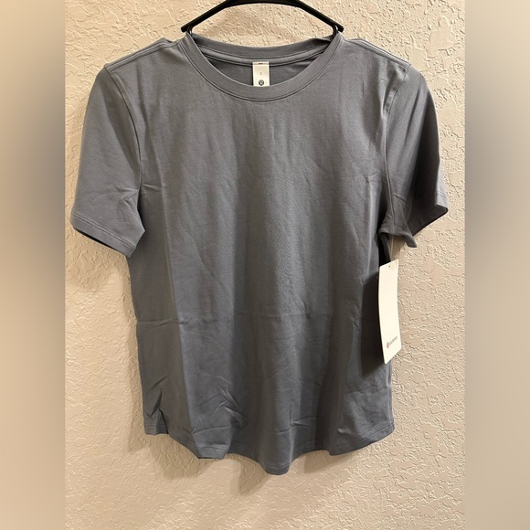 NWT LULULEMON Love curved hem crew neck T shirt - Picture 1 of 3